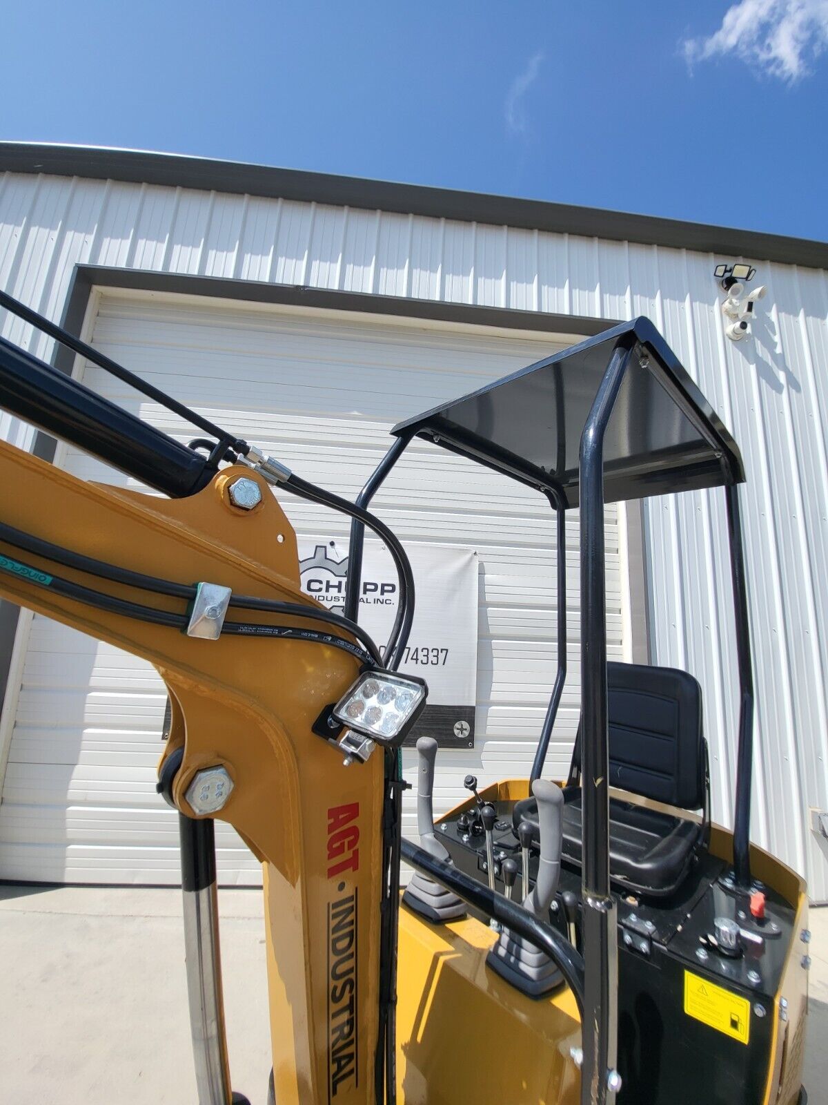 AGT H12R 1-Ton Mini Excavator with Hydraulic Thumb, photo 3 of 9