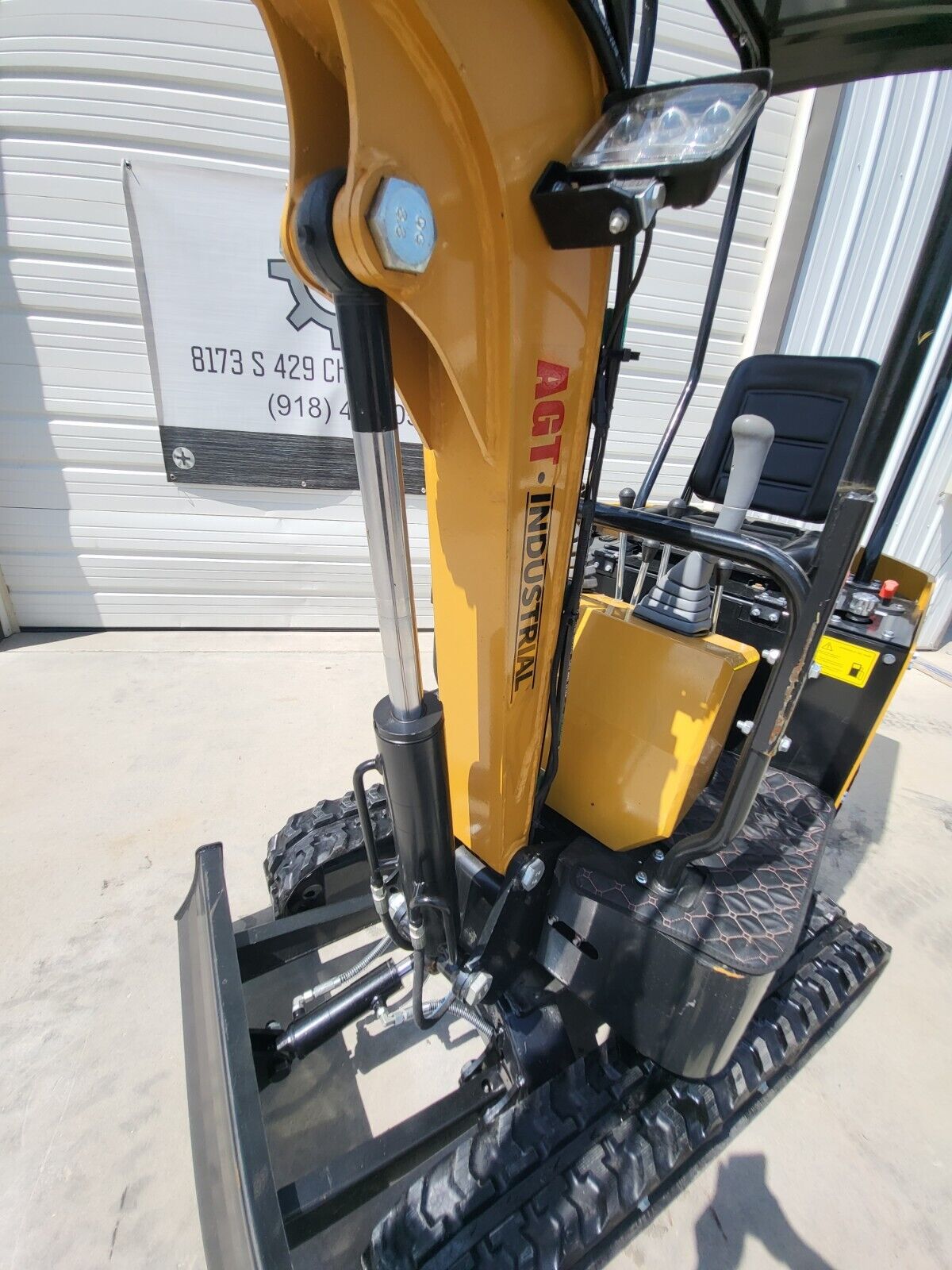 AGT H12R 1-Ton Mini Excavator with Hydraulic Thumb, photo 4 of 9