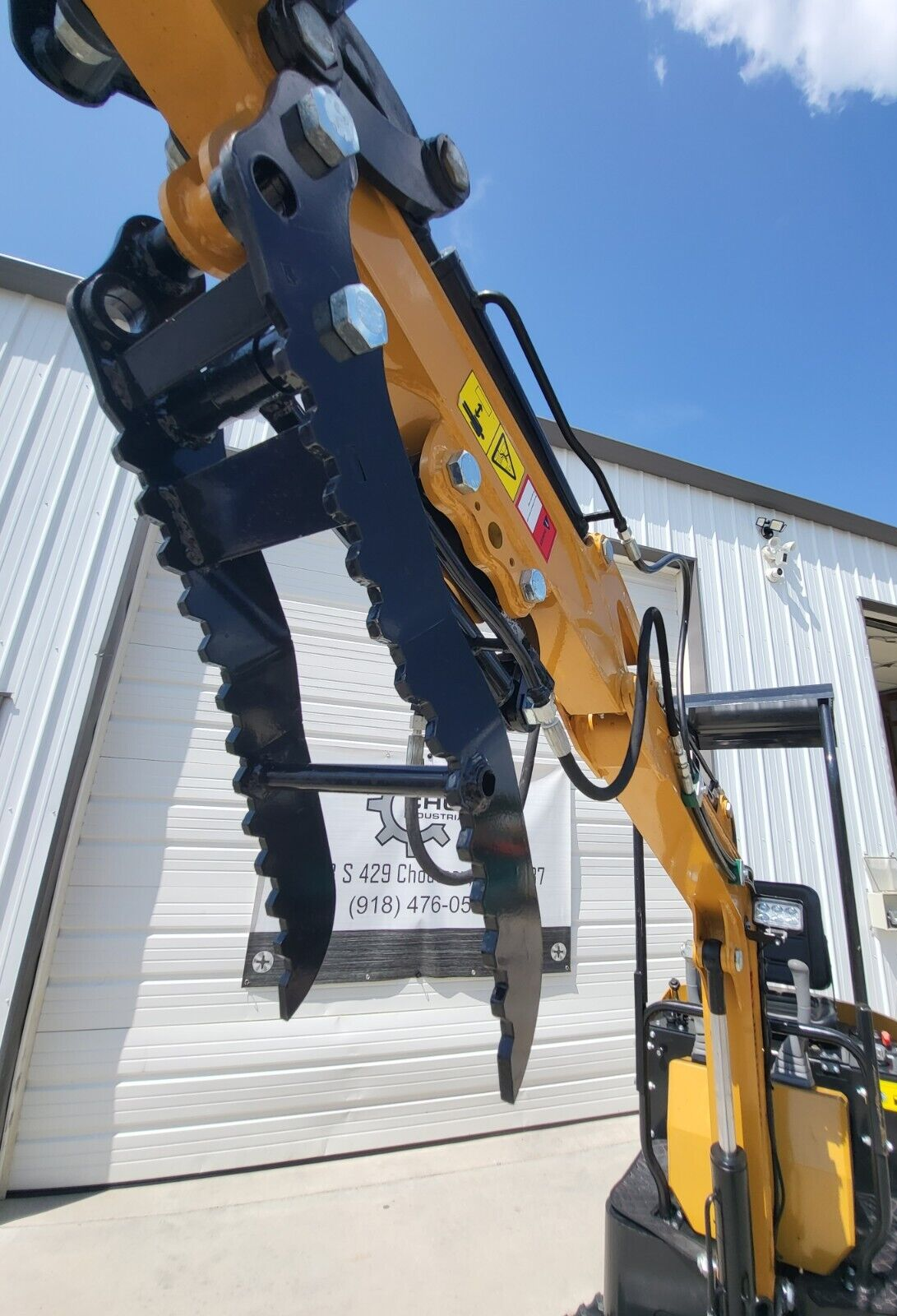 AGT H12R 1-Ton Mini Excavator with Hydraulic Thumb, photo 5 of 9