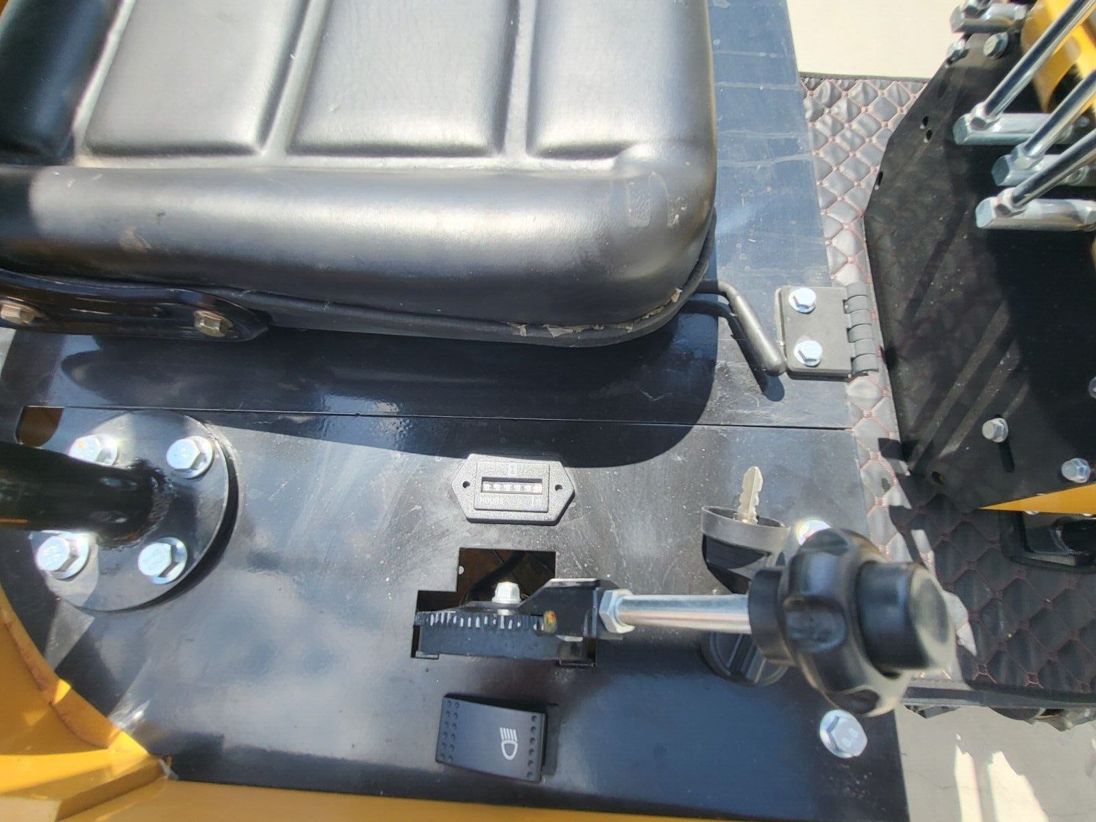 AGT H12R 1-Ton Mini Excavator with Hydraulic Thumb, photo 7 of 9