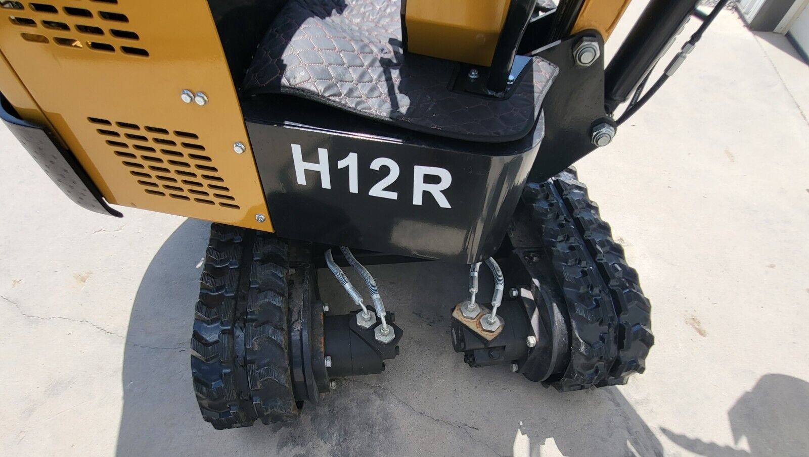 AGT H12R 1-Ton Mini Excavator with Hydraulic Thumb, photo 8 of 9