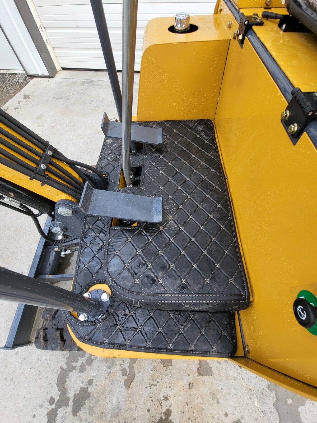 AGT H15 1.5-Ton Compact Mini Excavator, photo 6 of 9