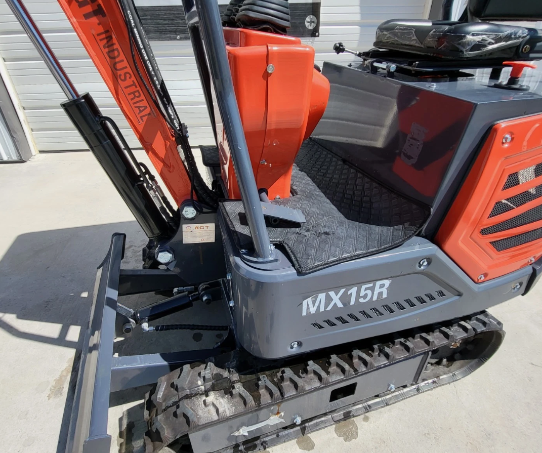 AGT MX15R 1-Ton Commercial Duty Mini Excavator, photo 3 of 9