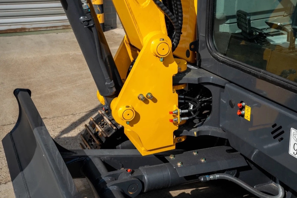 TYPHON NAGA 4.0 - 4 Ton Yanmar Diesel Mini Excavator with Steel Tracks, Enclosed A/C Cab and Zero Tail Swing, photo 8 of 11